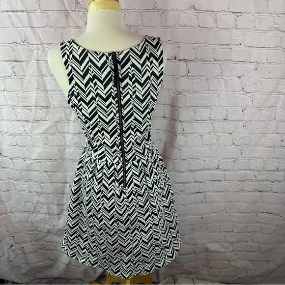 Maeve black white fit and flare sleeveless dress sz medium zig zag geometric - Picture 3 of 7